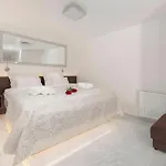 Deluxe Apartma Jana شقة *