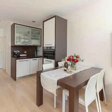 Deluxe Apartma Jana شقة *
